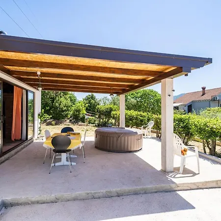 Laurel Leaf Apartment Lovorno