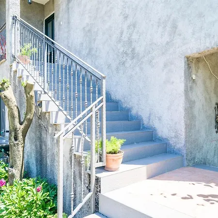 Laurel Leaf Apartment