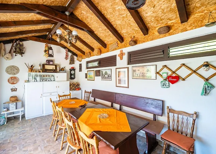 Apartment Laurel Leaf