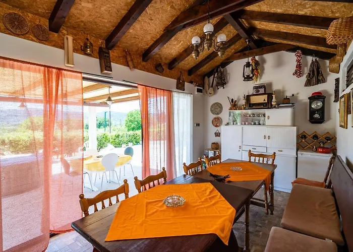 Laurel Leaf Apartment *