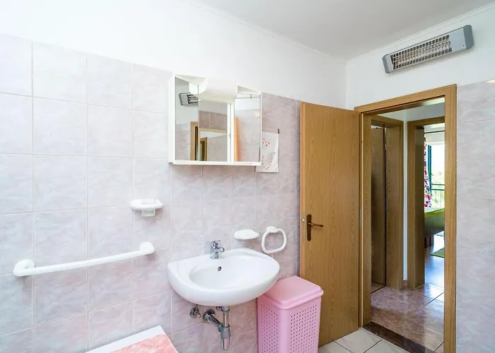 Laurel Leaf Apartment *