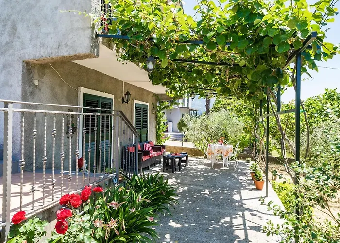 Laurel Leaf Apartment *