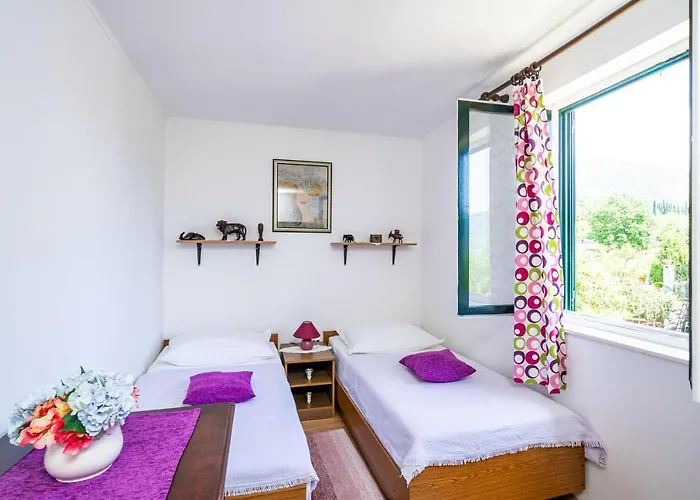 Laurel Leaf Apartment