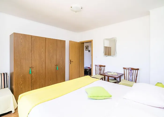 Laurel Leaf Apartment