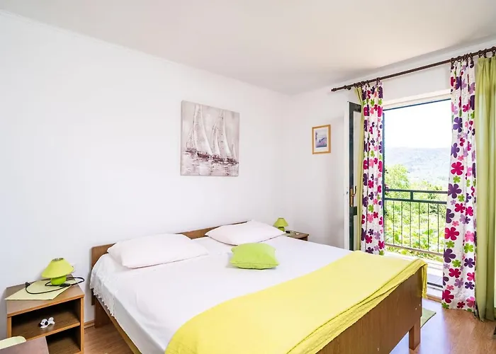 Apartment Laurel Leaf