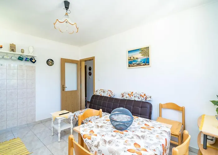 Apartment Laurel Leaf