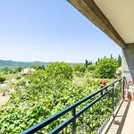 Laurel Leaf Apartment *