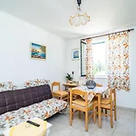 Apartament Laurel Leaf Lovorno